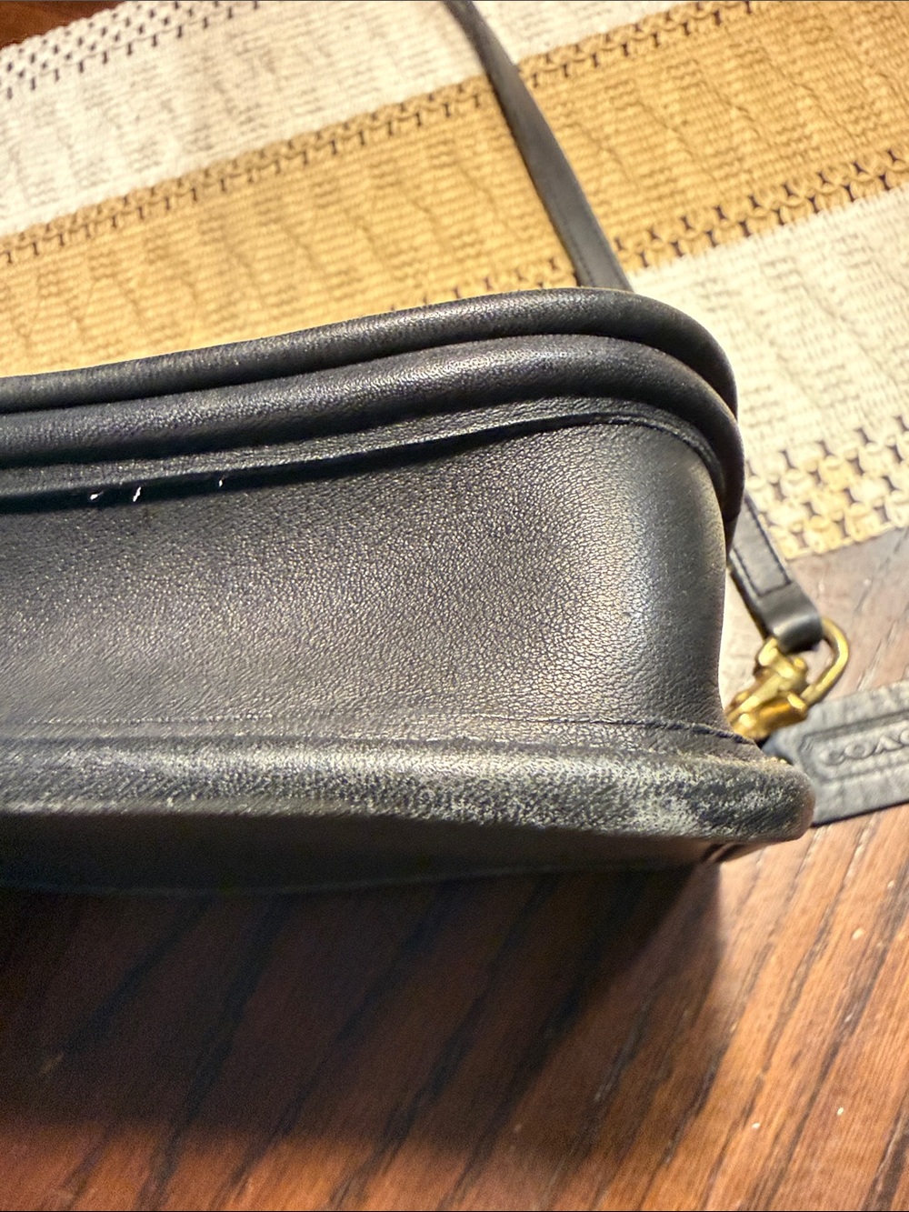 Coach Black Leather Shoulder Bag with Gold Turn-Lock -Vintage - Picture 6 of 15